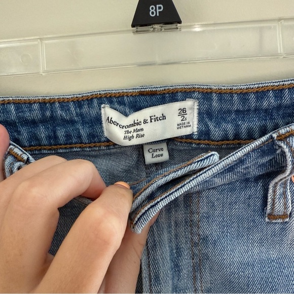 ABERCROMBIE Mom High Rise Curve Love Jeans Distressed Light Wash 2 SHORT - Picture 8 of 8